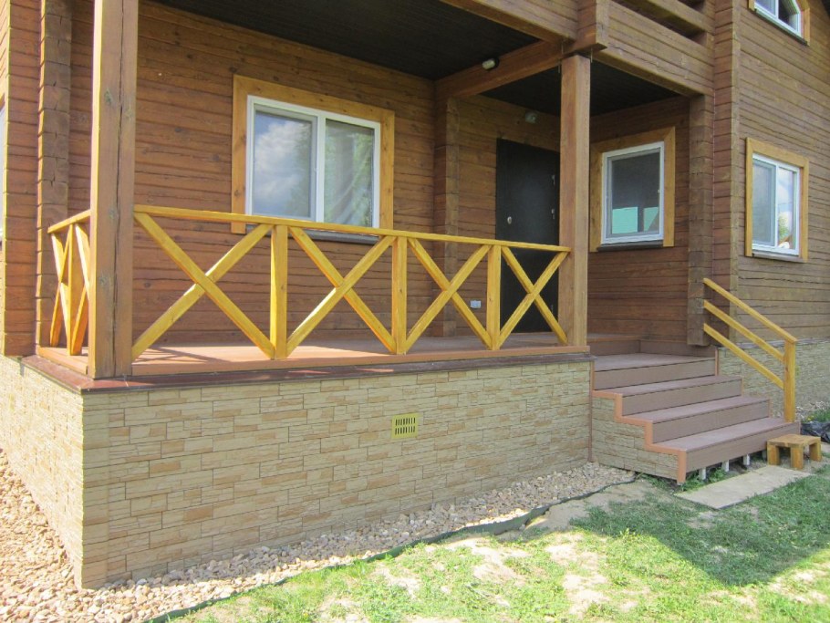 Ступеньки к каркасному дому