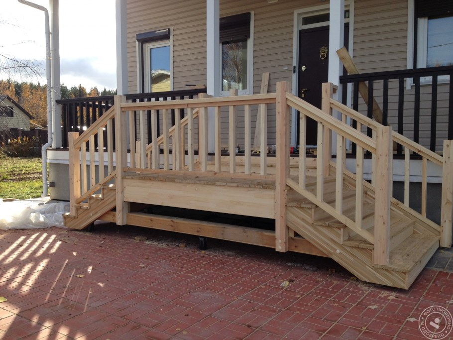 Крыльцо с деревянными балясинами