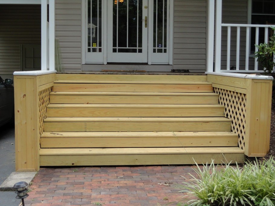 Деревянная лестница на веранду