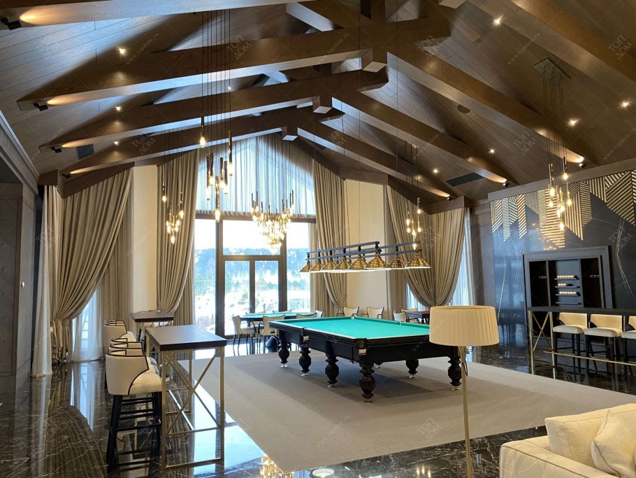 Потолок в бильярдной с балками