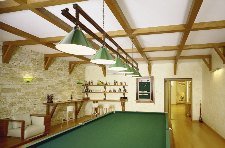 Отделка камнем стен бильярдной