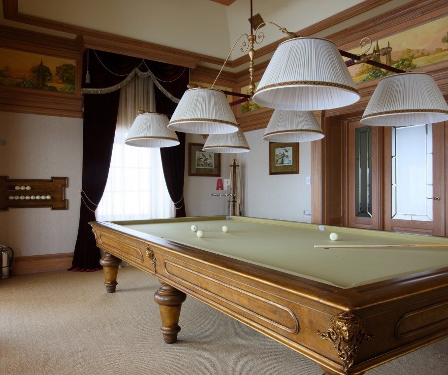 Бильярдная в загородном доме