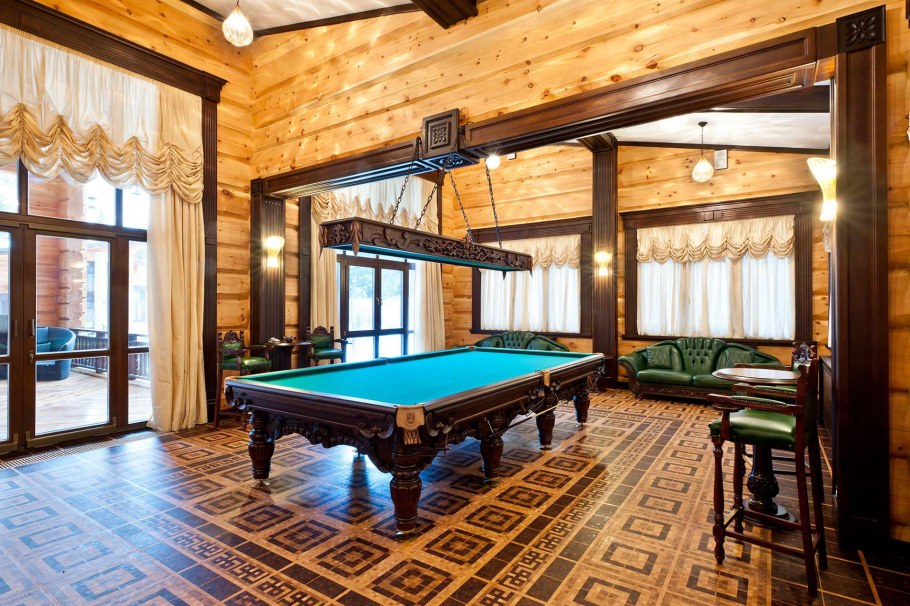 Бильярдная комната в деревянном доме
