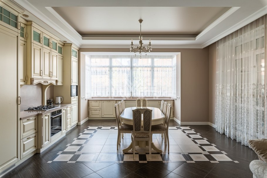 Прихожая с лестницей вниз