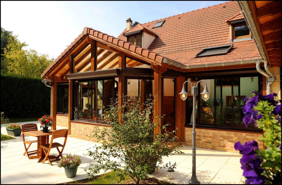 Веранда у частного одноэтажного дома