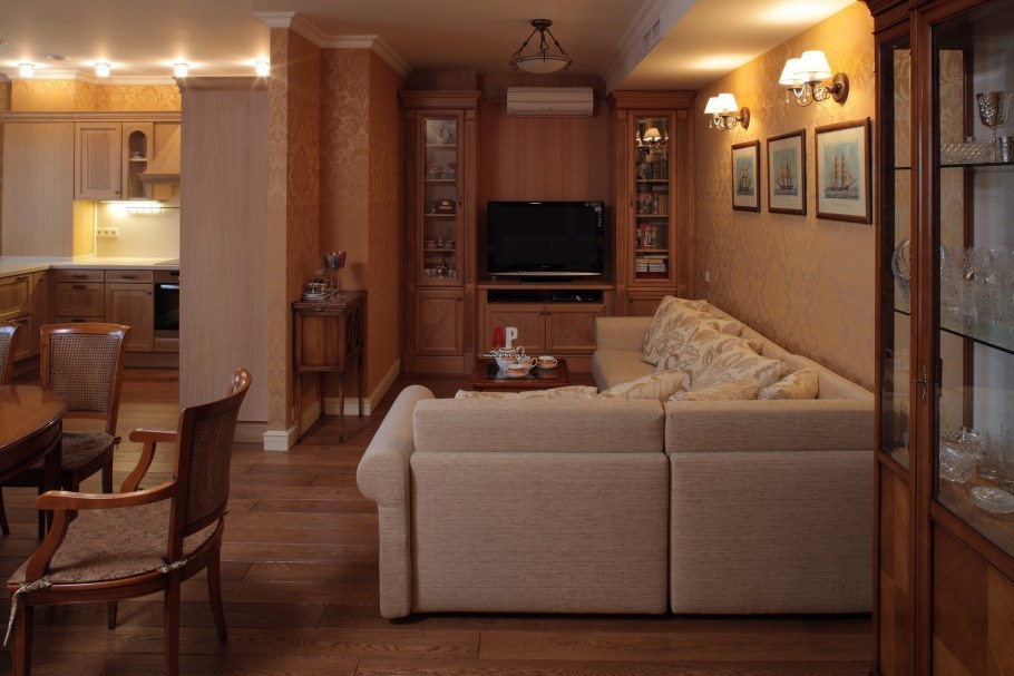 Ореховый в интерьере гостиной