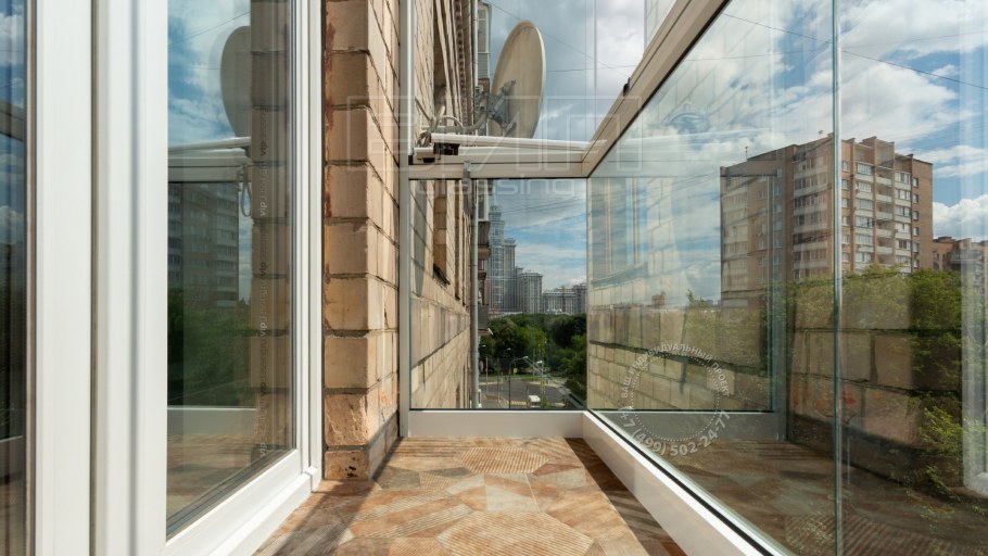 Интерьер узкого балкона