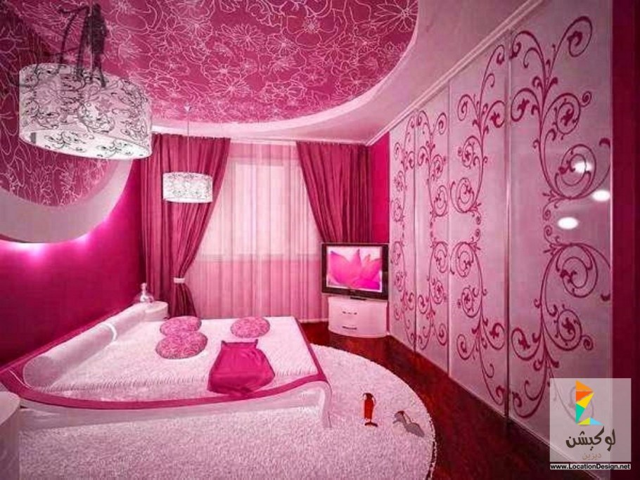 Спальня с розовым потолком