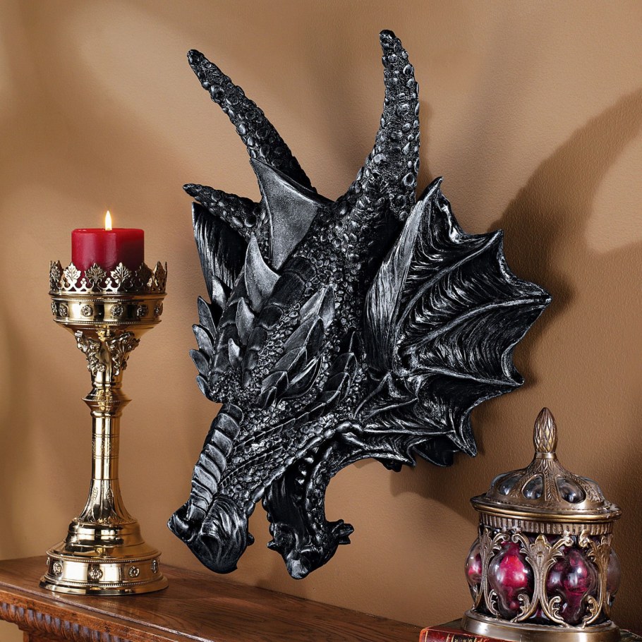 Напольные часы в готическом стиле