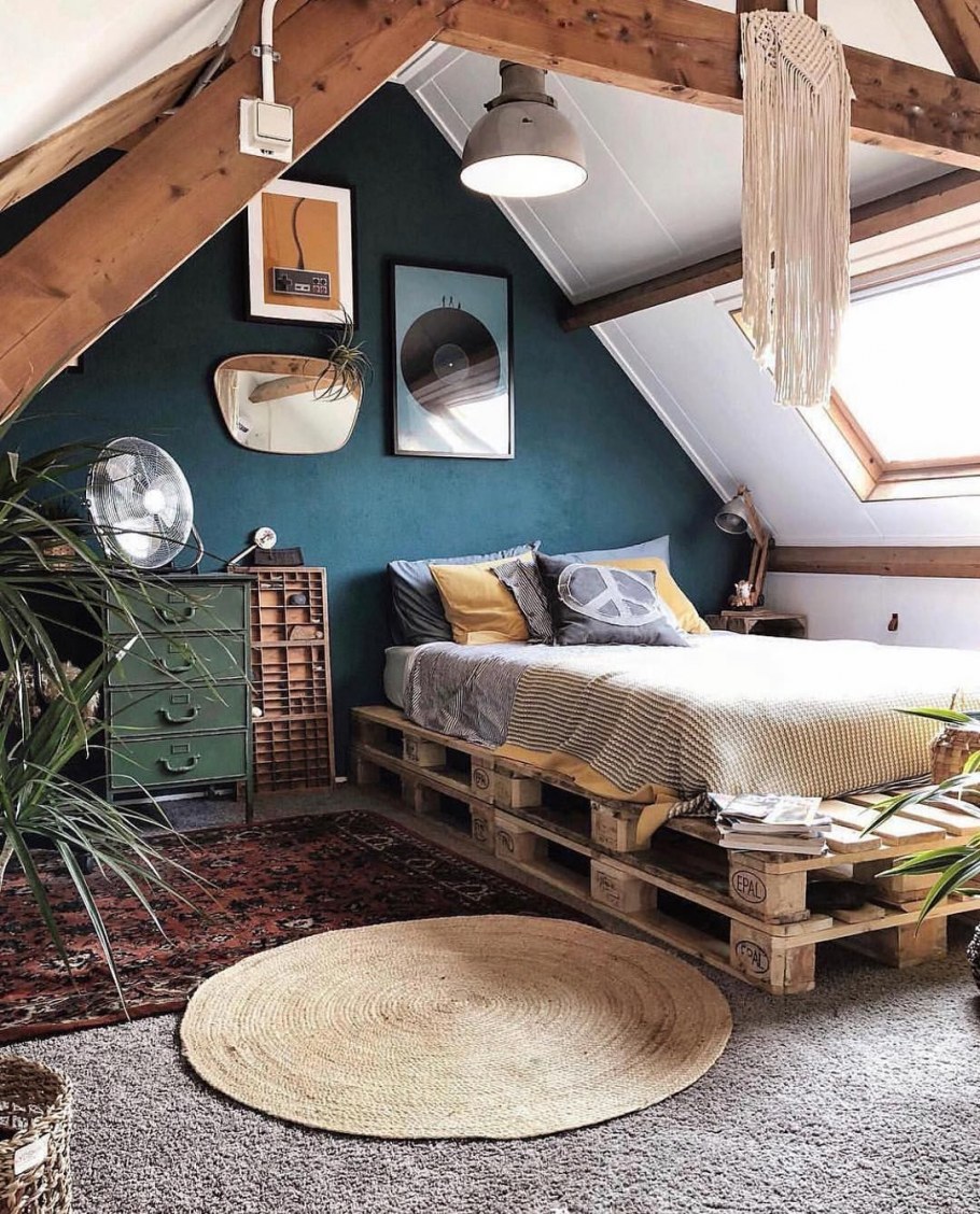 Интерьер чердака на даче