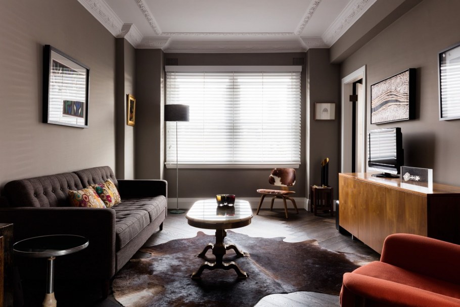 Темные стены в интерьере гостиной