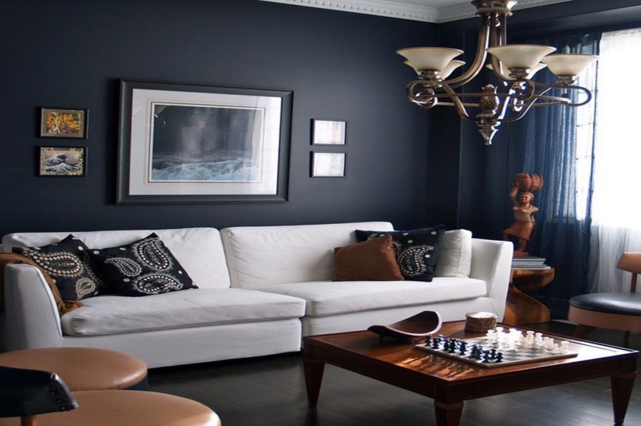 Гостиная с темными стенами