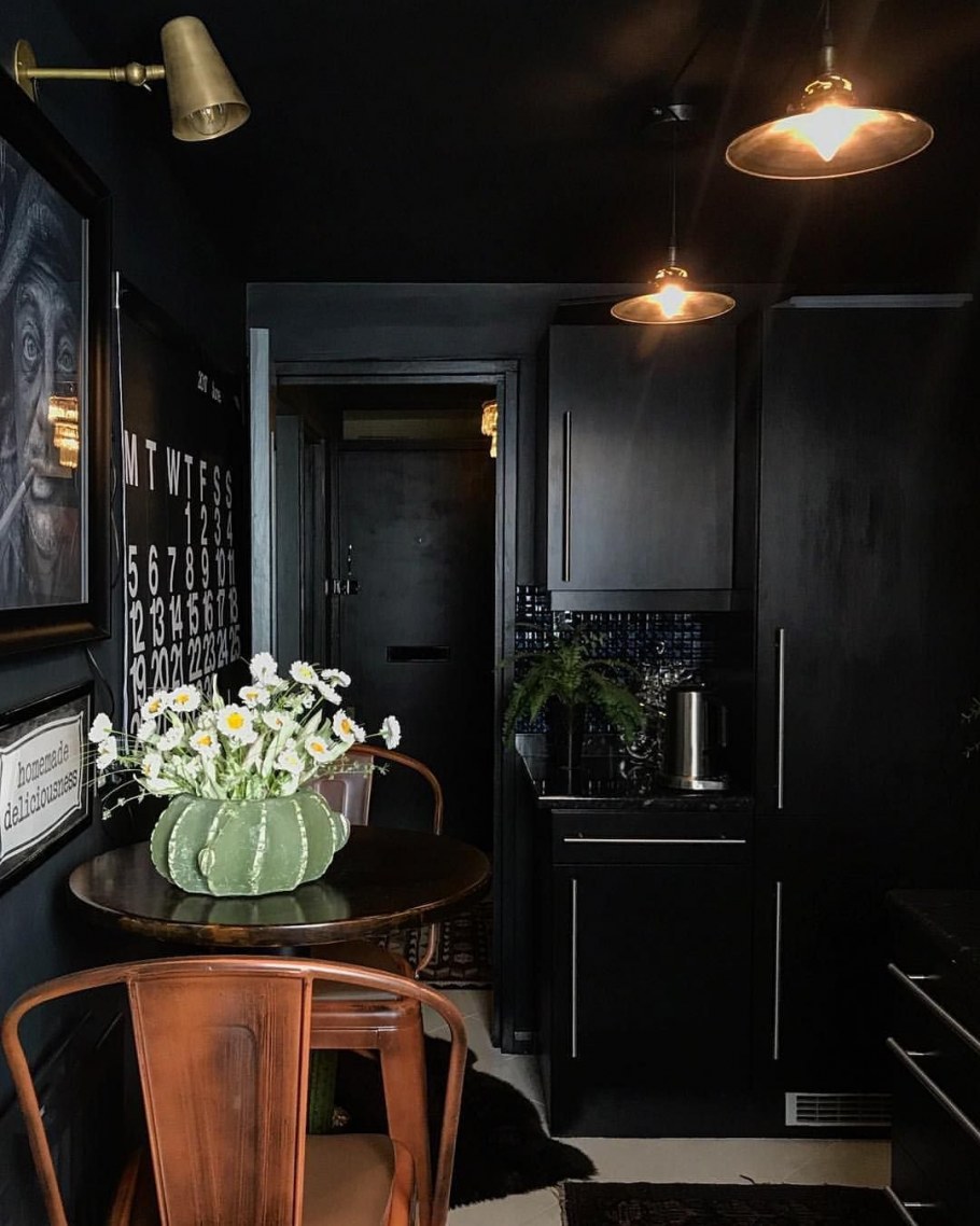 Маленькая кухня в темных тонах