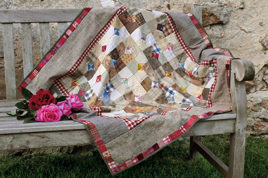 Лоскутное одеяло с подзором