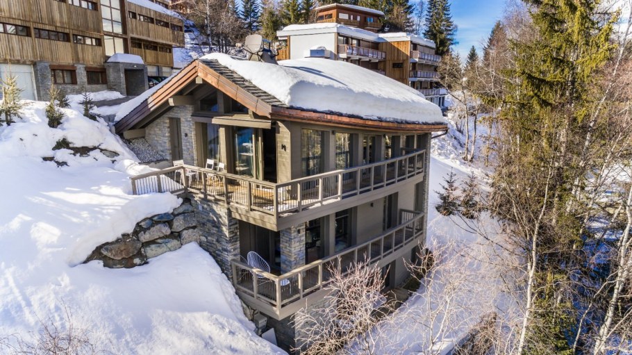 Дома в стиле Шале на склоне с цокольным