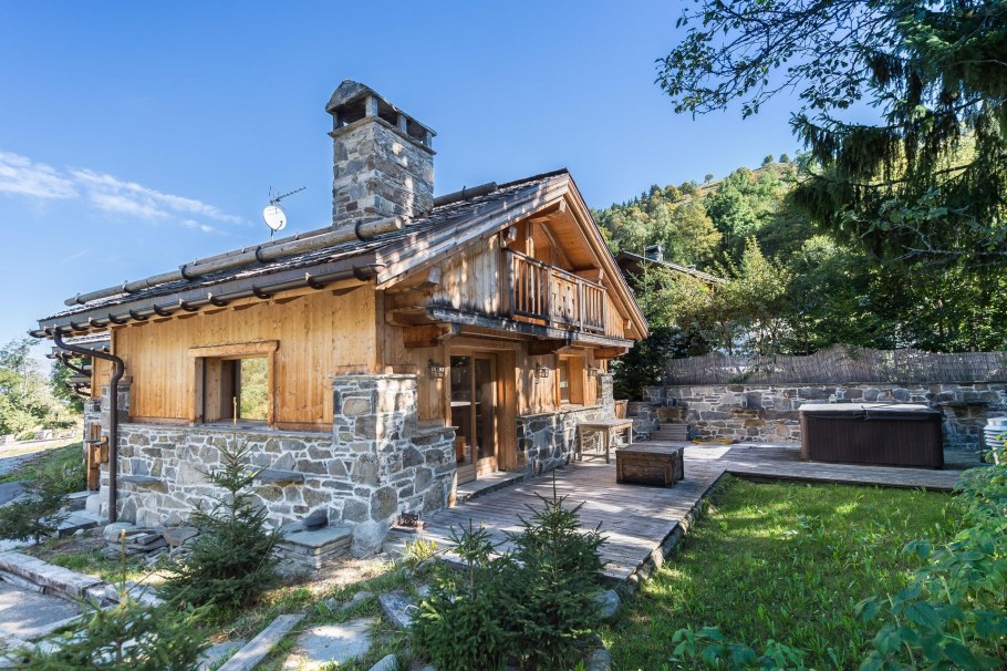 Дом в стиле Шале на склоне