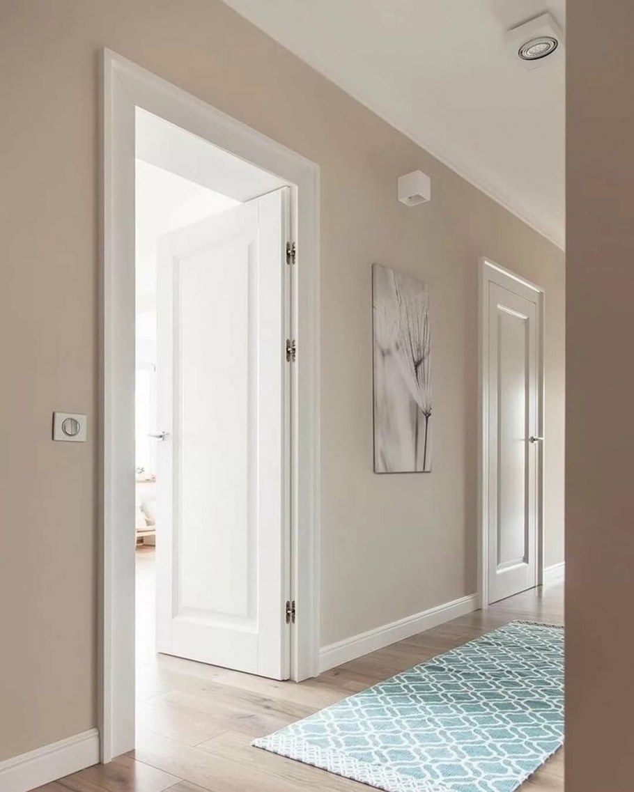 Молдинги в коридоре