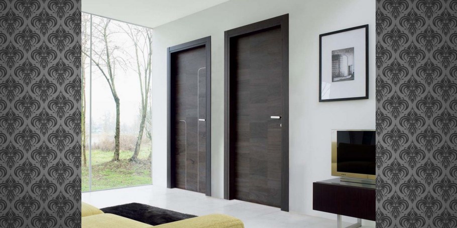 Синие стены в коридоре