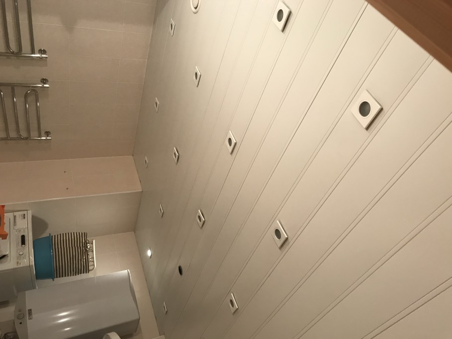 Французский реечный потолок в ванной комнате