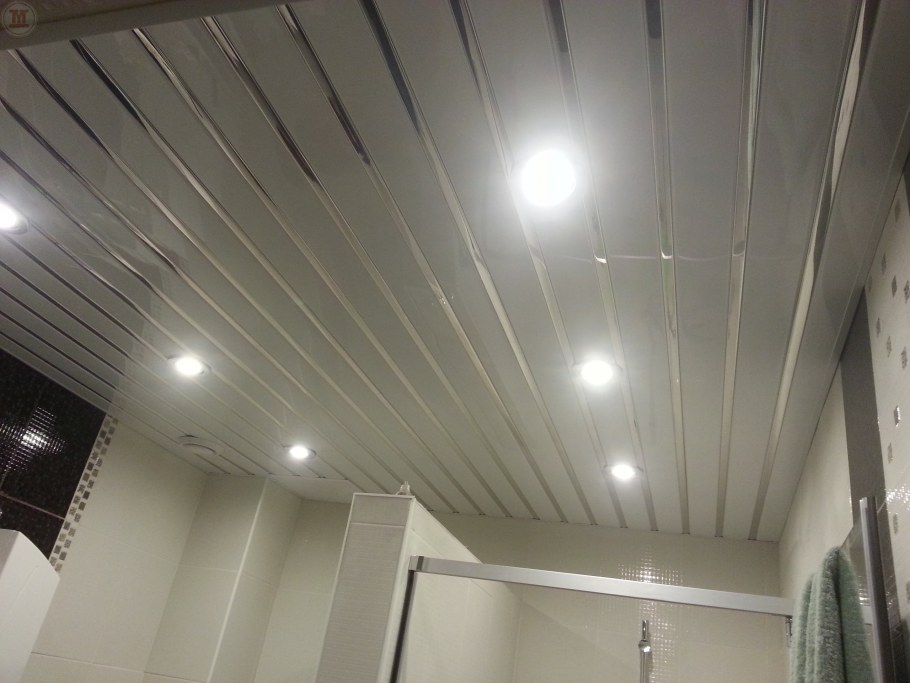 Освещение в ванной с реечным потолком