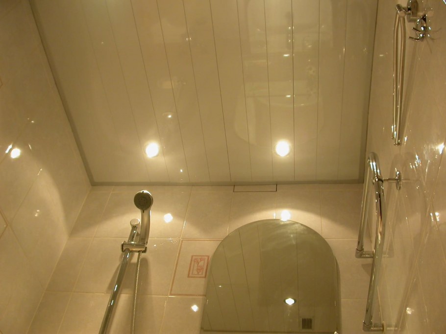 Реечный глянцевый потолок