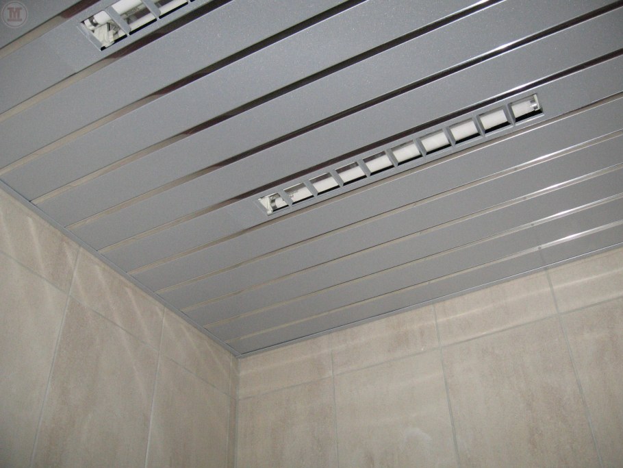 Металлический реечный потолок для ванной