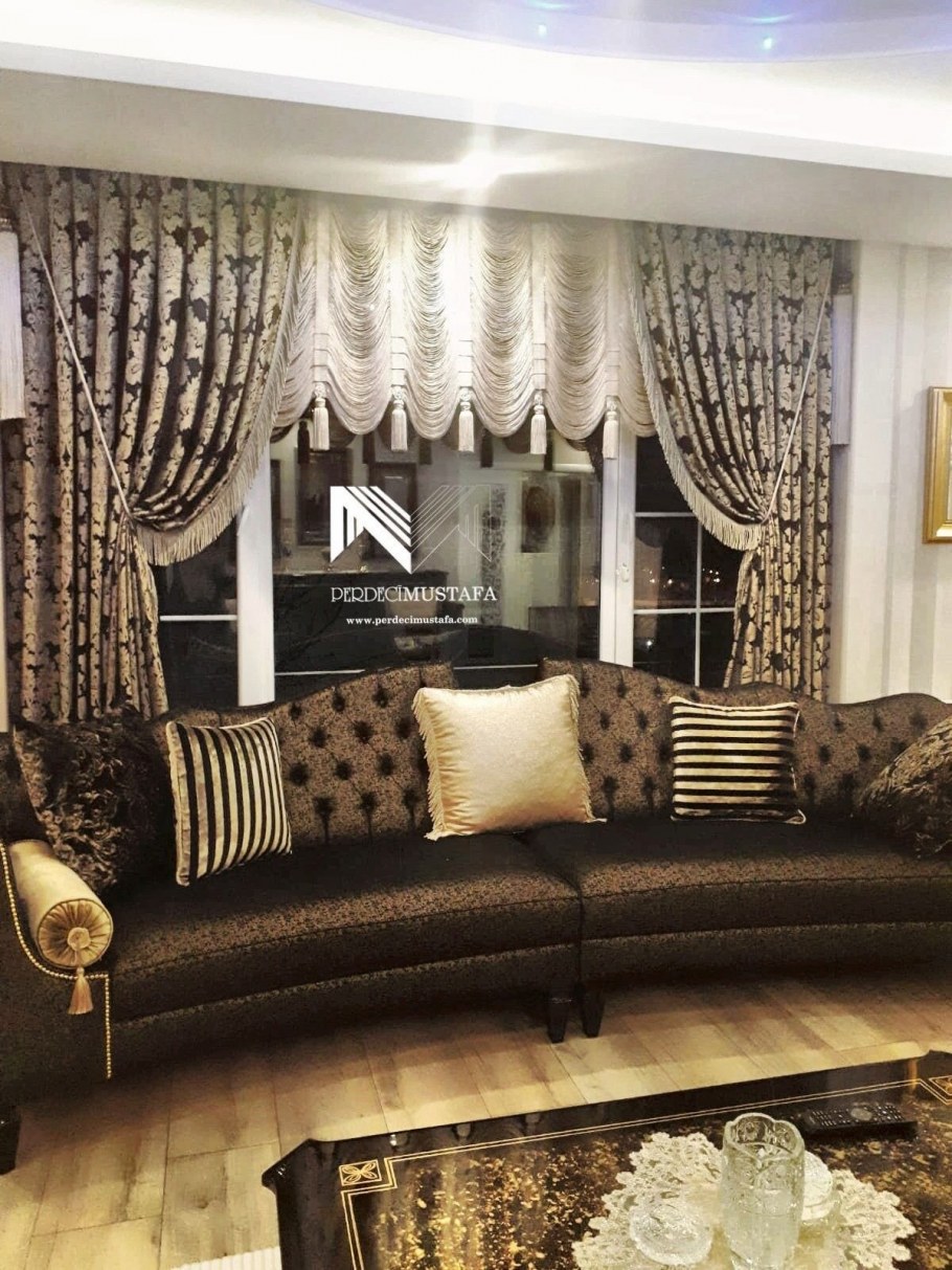 Шторы за диваном