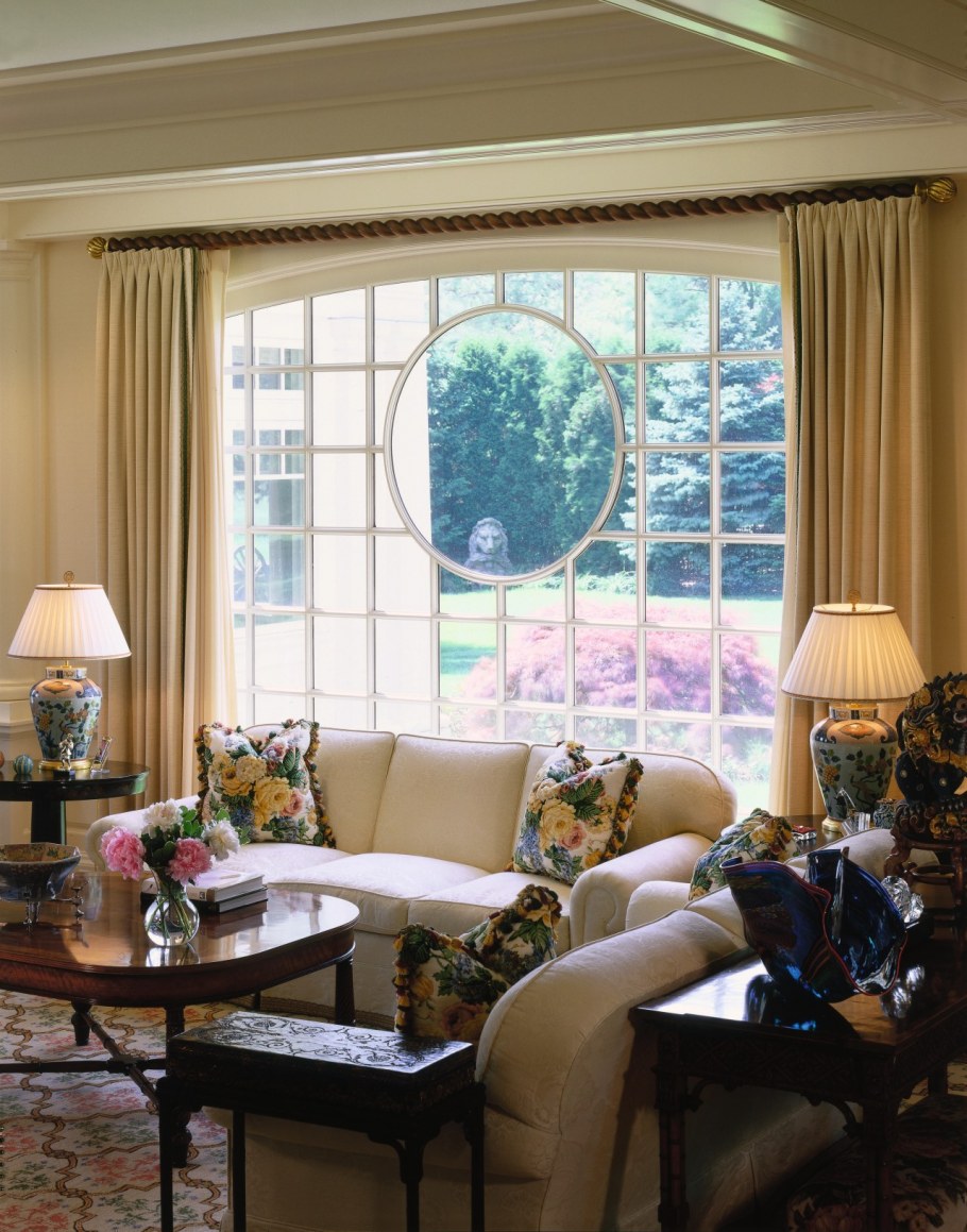 Гостиная с двумя диванами