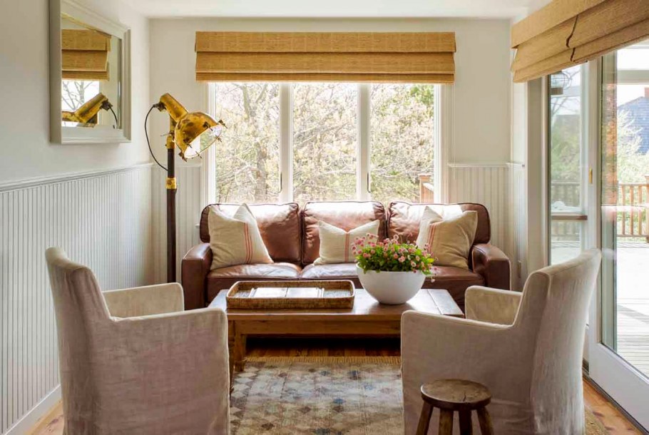 Диван у окна в интерьере