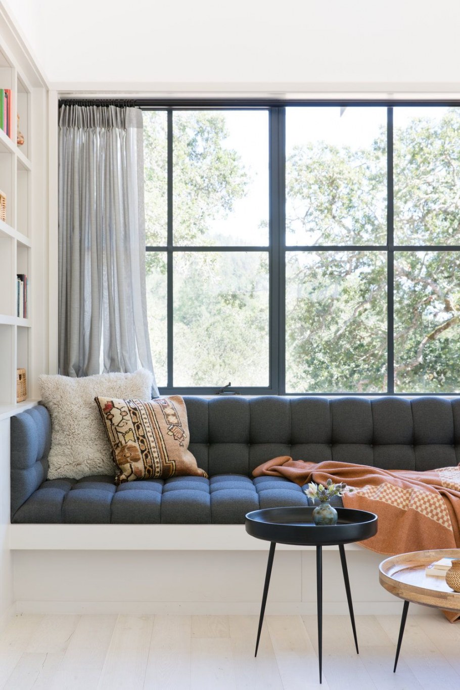 Окно за диваном