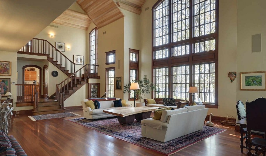 Большая гостиная с лестницей