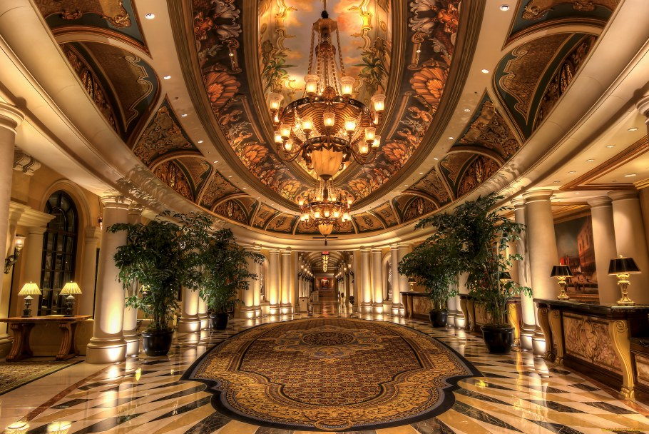 Роскошный интерьер холла