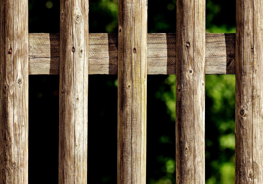 Деревянный заборчик