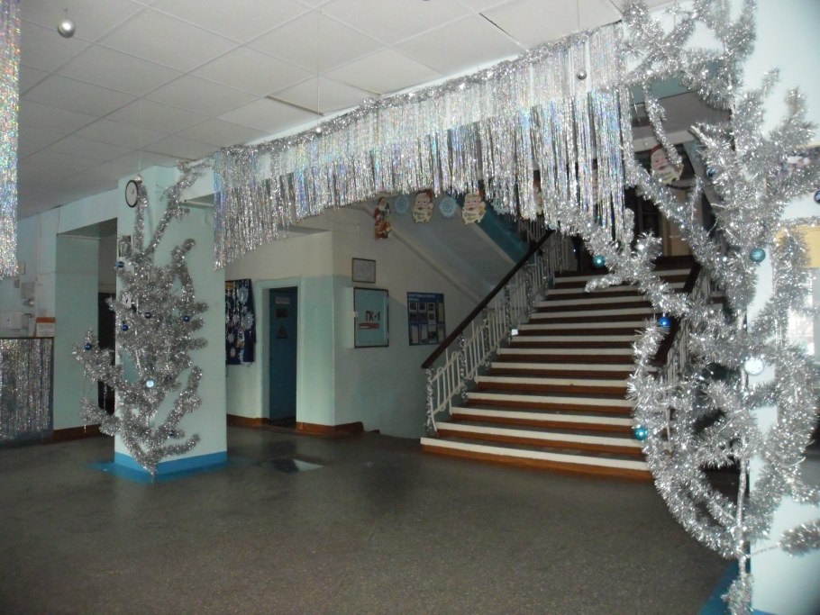 Украшение рекреации школы к новому году