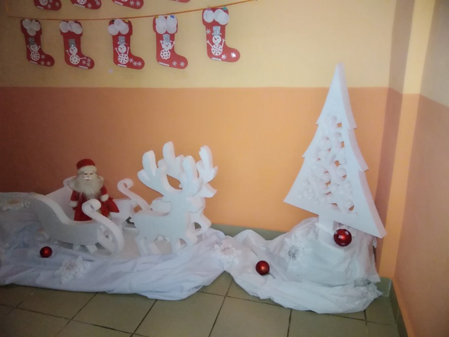 Оформление холла школы к новому году тигра