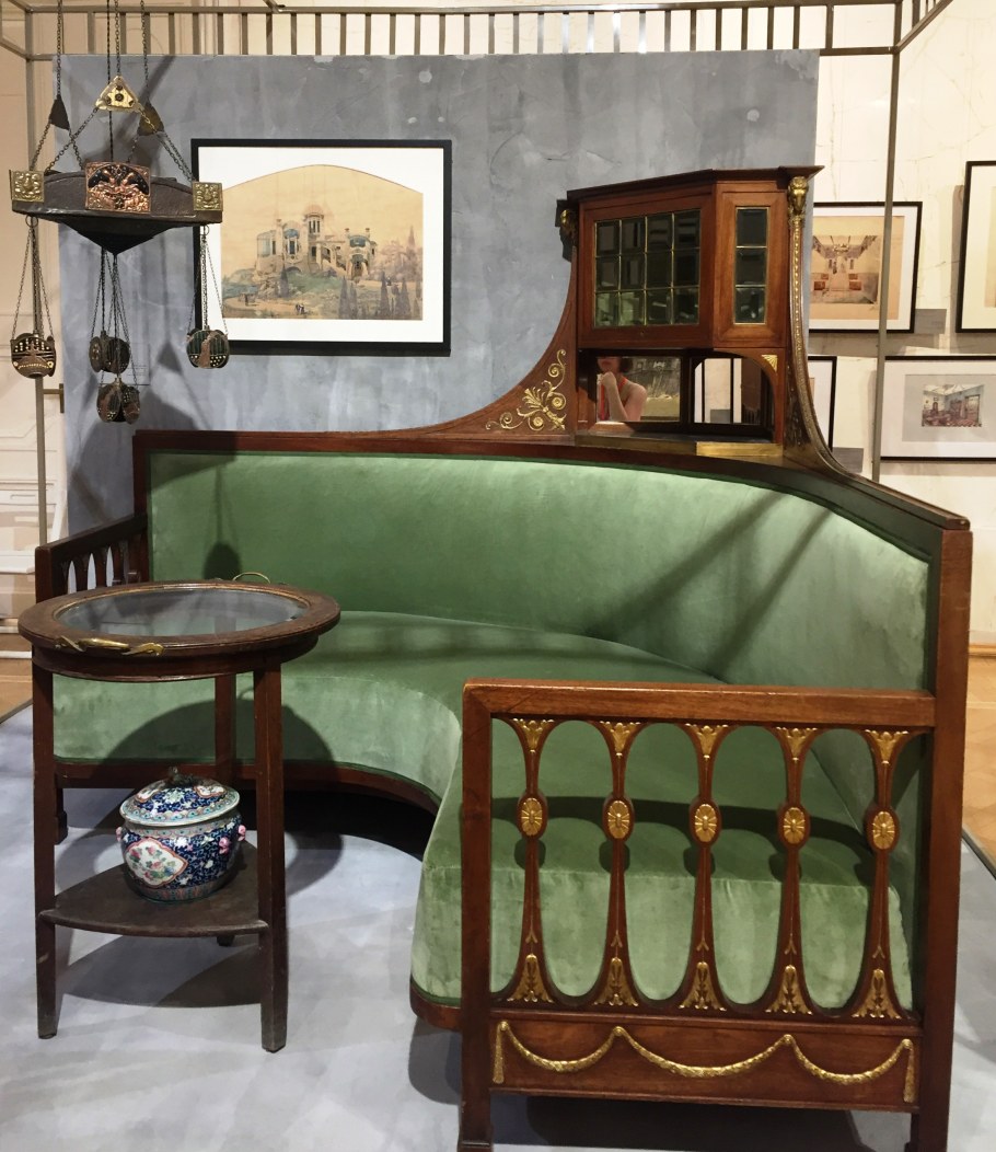 Пианино эпохи Модерн в музее Модерна Барселона