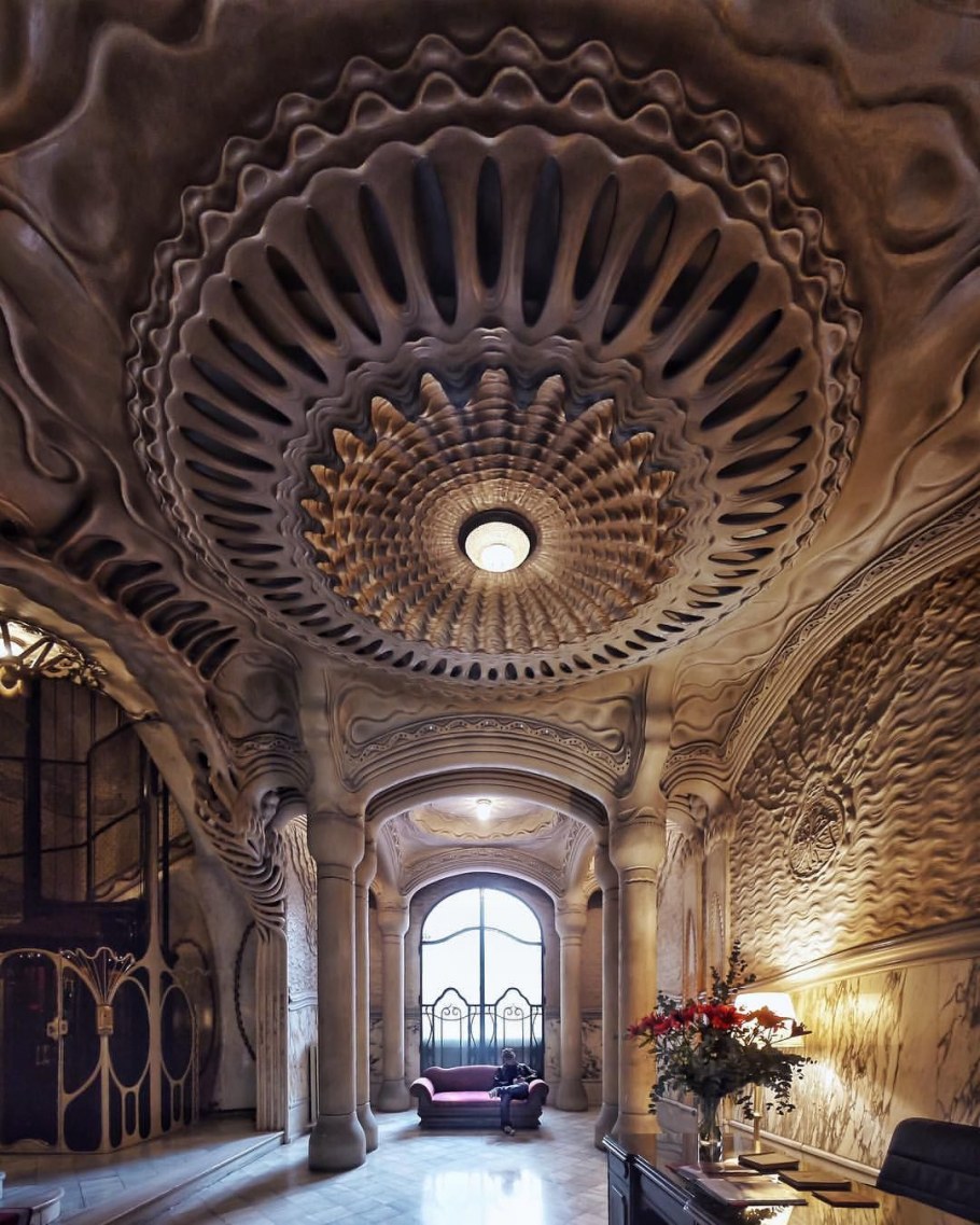 Барселона Гауди интерьер