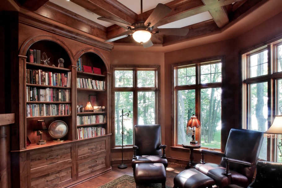 Рабочий кабинет в загородном доме