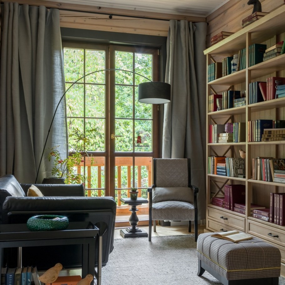 Библиотека в деревянном доме