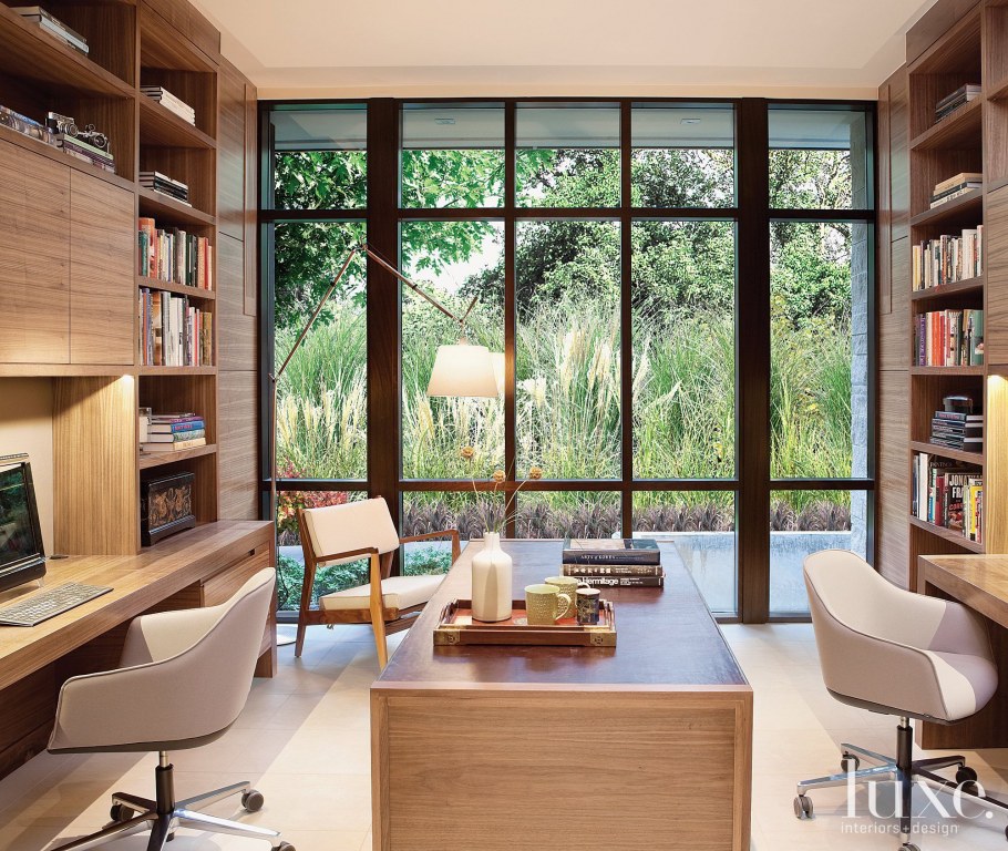 Кабинет с большим окном