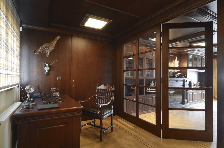 Кабинет-библиотека в деревянном доме