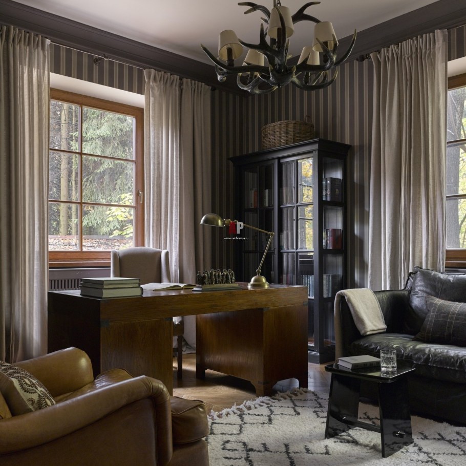 Интерьер домашнего кабинета в загородном доме