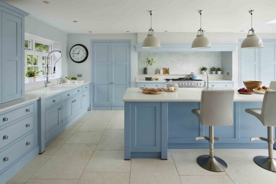 Бело синяя кухня гостиная
