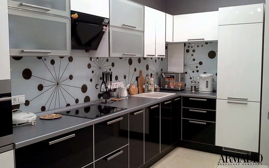Бежевая кухня с черной столешницей