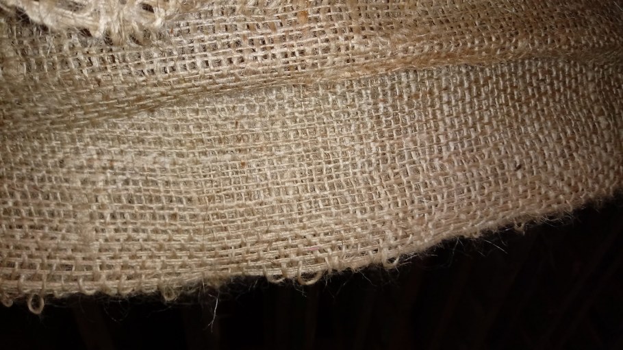 Декор комнаты мешковиной