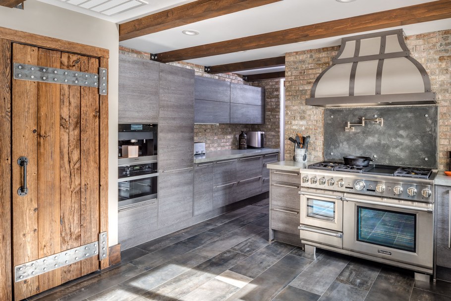 Белая кухня в стиле Кантри