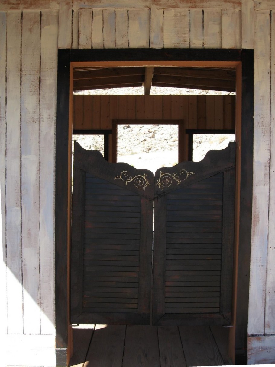 Двери в салуне на диком западе