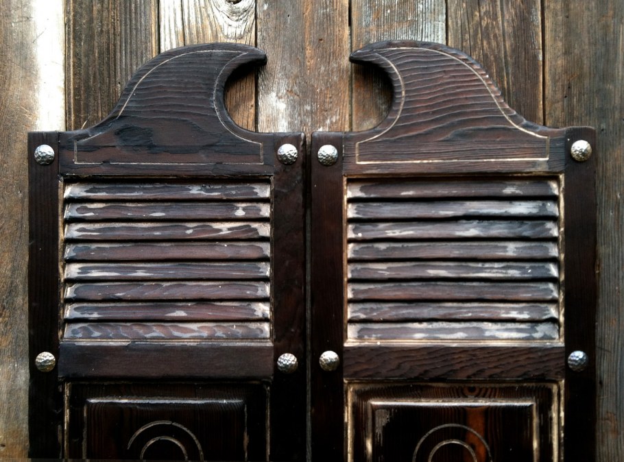 Рисунок на деревянной стене на даче в стиле Western