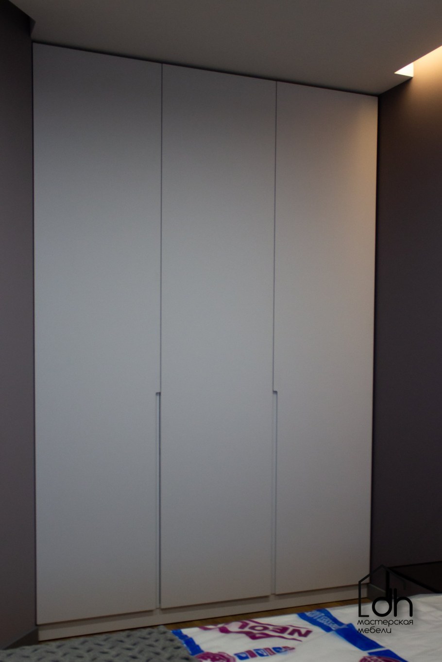 Шкаф распашной с интегрированными ручками