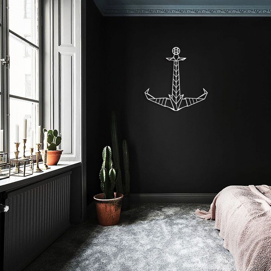 Комната с темными стенами